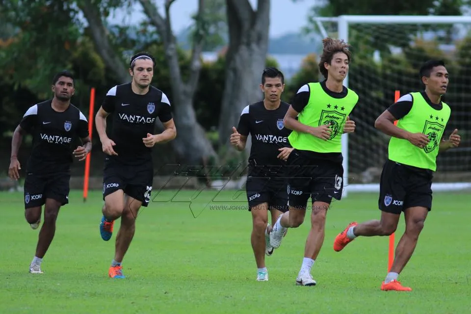 Ben King (second from lft) training with Johor DT. PHOTO CREDIT: Johor Southern Tigers Facebook Page