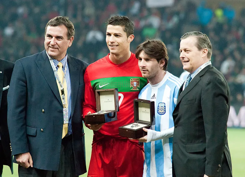 800px-Cristiano_Ronaldo_(L),_Lionel_Messi_(R)_–_Portugal_vs._Argentina,_9th_February_2011_(1)