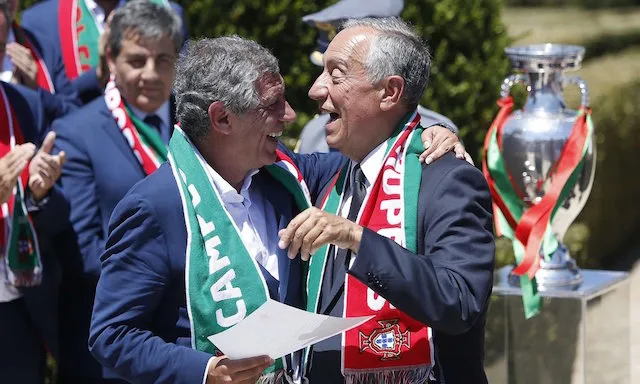 Jurulatih Portugal, Fernando Santos disambut oleh Presiden Portugal Marcelo Rebelo de Sousa. Photo Credit: Reuters